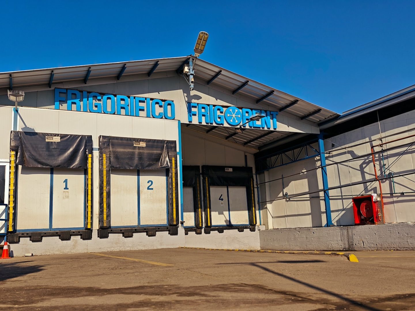 Fachada del Frigorífico Frigorent con los andenes 1 y 2
